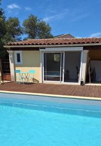 Swimmingpoolen hos eller tæt på Le Jardin du Félibrige