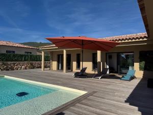 a patio with a pool and a red umbrella at Casa Nostra Villa Récente Climatisée - Piscine Chauffée in Lecci