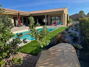 un cortile con piscina e una casa di Casa Nostra Villa Récente Climatisée - Piscine Chauffée a Lecci