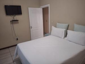 谢普斯敦港The Royal Holiday Home的一间配有电视的房间里一张大白色的床