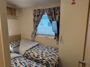 Una cama o camas en una habitación de Riverview Haven