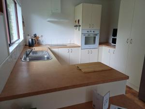 Η κουζίνα ή μικρή κουζίνα στο House in Restful Setting