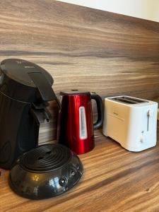 una macchina per il caffè e un tostapane appoggiati su un bancone di Le Romantique - Place St Didier - Cœur de ville ad Avignone
