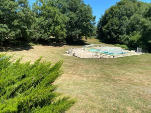 una piscina en medio de un campo en Chalet de l empereur, en Ussel