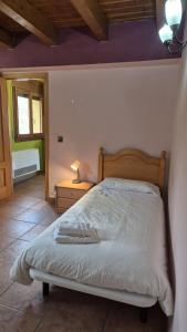 Murillo de LienaCasa Juanantonio的卧室里有一张带木质床头板的床