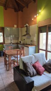 Murillo de LienaCasa Juanantonio的厨房以及带沙发和桌子的用餐室