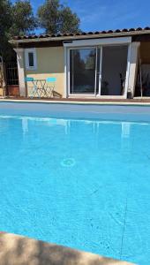 Swimmingpoolen hos eller tæt på Le Jardin du Félibrige