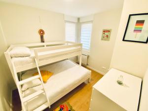 Giường trong phòng chung tại Casa Branca Cantabria