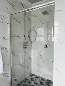 4 at Granada في شرق لندن: دش مع باب زجاجي في الحمام