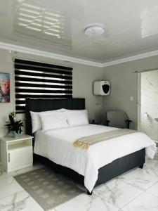 4 at Granada في شرق لندن: غرفة نوم بسرير كبير مع لوح أمامي أسود