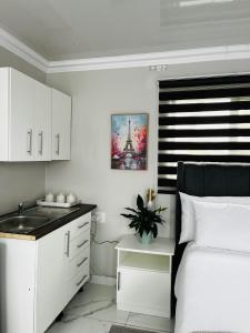 4 at Granada في شرق لندن: غرفة نوم بيضاء مع سرير ومغسلة