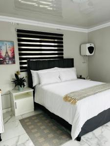 4 at Granada في شرق لندن: غرفة نوم بسرير كبير مع لوح أمامي أسود +6 صور