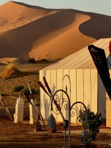 メルズーガにあるHoraz Merzouga Campの砂漠の中の建物