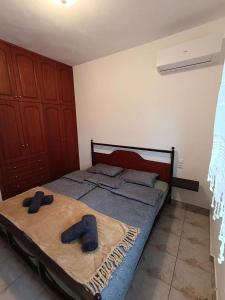 En eller flere senge i et værelse på Villa Harmony