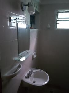 Colonia ChapadmalalAmoVertecasadeveraneo的一间白色浴室，配有洗手池和镜子。