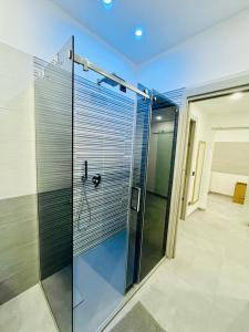 una ducha en un baño con puerta de cristal en Milano Bicocca Apartment & Rooms2, en Cinisello Balsamo