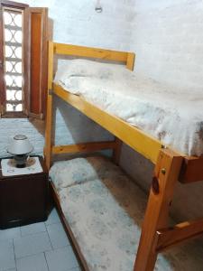 a couple of bunk beds in a room at AmoVertecasadeveraneo in Colonia Chapadmalal