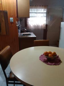 a bowl of fruit sitting on a table in a kitchen at AmoVertecasadeveraneo in Colonia Chapadmalal
