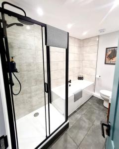 Urban 4BR house - Central-FREE parking-NO PARTY في غلاسكو: حمام مع دش وحوض استحمام ومرحاض