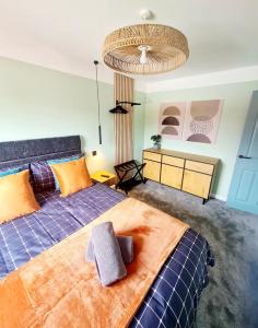 Urban 4BR house - Central-FREE parking-NO PARTY في غلاسكو: غرفة نوم بسرير وسقف