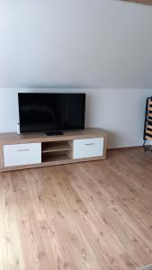 Una televisión o centro de entretenimiento en Holiday Nest 2 34 fotos más