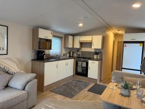 Una cocina o cocineta en Riverview Haven