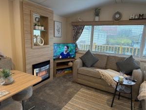 Una televisión o centro de entretenimiento en Riverview Haven