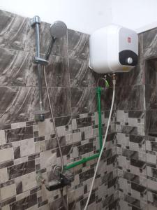 Φωτογραφία από το άλμπουμ του Deluxe Double Bed in Royal Blue Guest House and Bar 02 στο Λομέ