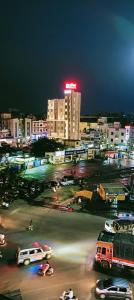 eine Stadt in der Nacht mit Autos auf einem Parkplatz in der Unterkunft SS Lodge in Ale