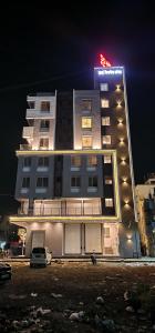 ein hohes Gebäude mit einem davor geparkt in der Unterkunft SS Lodge in Ale