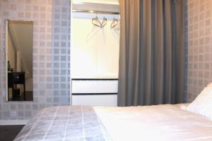 una camera da letto con un letto, un comò e uno specchio di Chambre d'hôtes cosy à la campagne a Bourg-des-Comptes