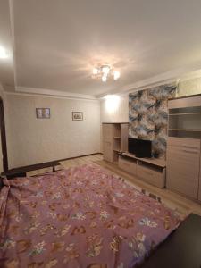 En eller flere senge i et værelse på Здам однокімнатну квартиру