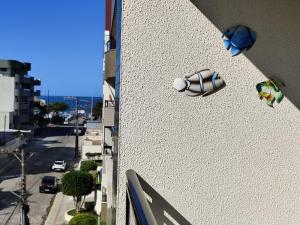 Un edificio blanco con decoraciones azules y blancas. en B362 - Cobertura a poucos passos do mar com piscina privativa., en Bombas