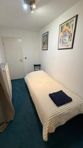 a bedroom with a large bed in a room at Elbträume Lodge in Ellerhoop
