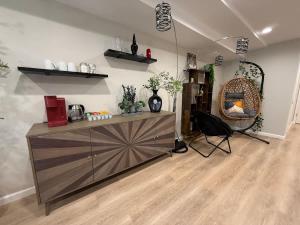 Habitación con armario de madera y silla en Entire Modern Cozy 2BR Apt mins SU LeMoyne DT, en East Syracuse