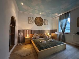 Una cama o camas en una habitación de HONOR - Nest