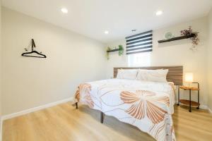 Un dormitorio con una cama grande con suelo de madera. en Entire Modern Cozy 2BR Apt mins SU LeMoyne DT, en East Syracuse