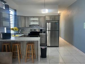 Η κουζίνα ή μικρή κουζίνα στο Jobos Family Condos