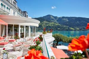 um hotel com vista para o lago e as montanhas em Grand Hotel Zell am See em Zell am See