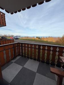 apptT2 station ski familiale في تولو: شرفة مطلة على الطريق السريع +4 صور