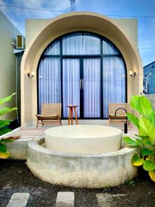 GretekPinggan heaven的一个带两把椅子的庭院和大窗户