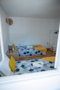 um pequeno quarto com uma cama e um tapete em spot do vale em Machico