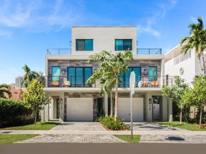 劳德代尔堡Luxury Paradise walk to Las Olas -5 mins to Beach的白色的房子,有很多窗户