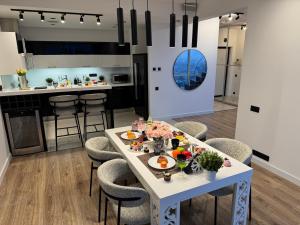 Exclusive Penthouse And SPA في ريغا: غرفة طعام مع طاولة عليها طعام
