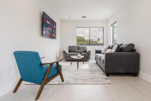 劳德代尔堡Luxury Paradise walk to Las Olas -5 mins to Beach的带沙发和椅子的客厅