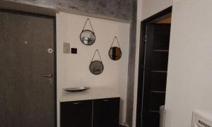 ein Raum mit vier Spiegeln an der Wand in der Unterkunft Apartament Craiova in Craiova