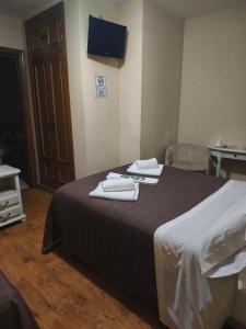 Una cama o camas en una habitación de Hostal Tic-Tac 55 fotos más