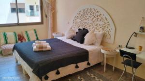 Una cama o camas en una habitación de blue perl appt luxury services pool 2 min from beach 22 fotos más