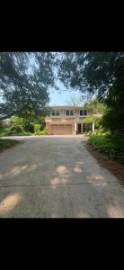 滨湖尼亚加拉Vintage Pines Guest House的前面有车道的大房子