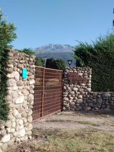 坎德莱达Casa Valentina的石墙石栅栏上的门